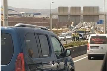 Una colisión de cinco vehículos en la GC-1, a la altura de Telde, causa importantes retenciones de tráfico/TA y Acfi Pres.